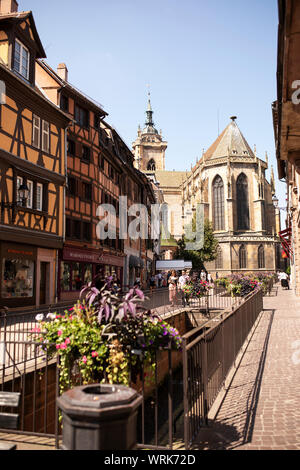 Blick von der Rue de l'église in Colmar in Frankreich auf die Kirche St. Martin. Stockfoto