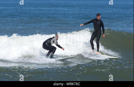 Surfen auf Newcomb Hollow Strand, Wellfleet, Massachusetts Auf Cape Cod, USA Stockfoto