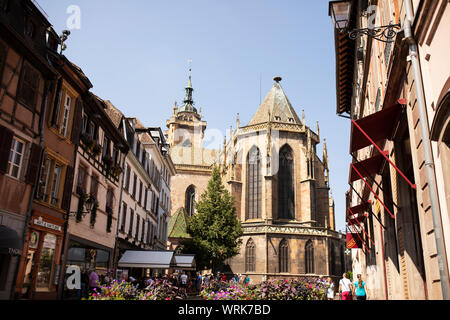 Blick von der Rue de l'église in Colmar in Frankreich auf die Kirche St. Martin. Stockfoto