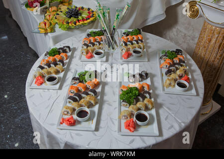 Overhead japanisches Sushi essen. Maki ands Brötchen mit Thunfisch, Lachs, Garnelen, Krabben und Avocado. Blick von oben auf die sortierten Sushi, alle Sie Menü essen kann. Stockfoto