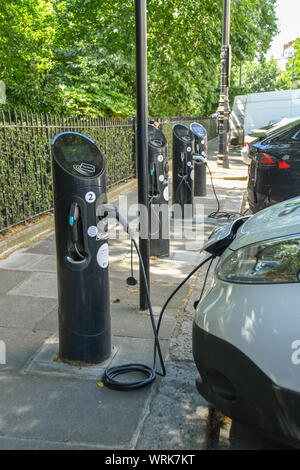 LONDON, ENGLAND - Juli 2018: Pflege in eine Ladestation für Elektroautos bändigen gesteckt - Seite an einer Straße im Zentrum von London Stockfoto