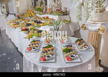 Overhead japanisches Sushi essen. Maki ands Brötchen mit Thunfisch, Lachs, Garnelen, Krabben und Avocado. Blick von oben auf die sortierten Sushi, alle Sie Menü essen kann. Stockfoto
