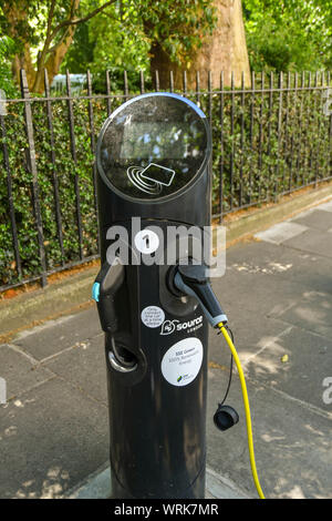 LONDON, ENGLAND - Juli 2018: Nahaufnahme einer Ladestation für Elektroautos in Central London. Ein Auto Ladekabel angeschlossen ist. Stockfoto