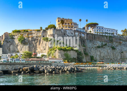 SORRENTO, ITALIEN - AUGUST 2019: Hohe Klippen der Stadt Sorrent. Oben auf der Klippe ist das Zentrum Das Hotel Villa La Terrazza. Stockfoto