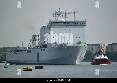 Royal Fleet Auxiliary ship RFA Lyme Bay Ankunft auf der Themse bei einem Besuch in London Stockfoto