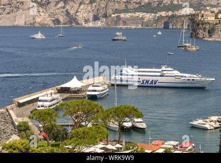 SORRENTO, ITALIEN - AUGUST 2019: Luftaufnahme von einer großen Fähre im kleinen Hafen von Sorrento angedockt. Stockfoto