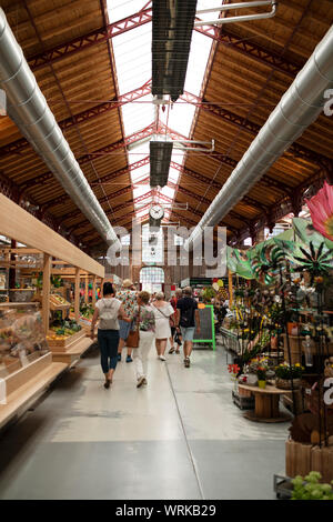 Shoppingfans schlendern durch die Markthalle in der Nähe von Klein Venedig in Colmar, Frankreich. Stockfoto