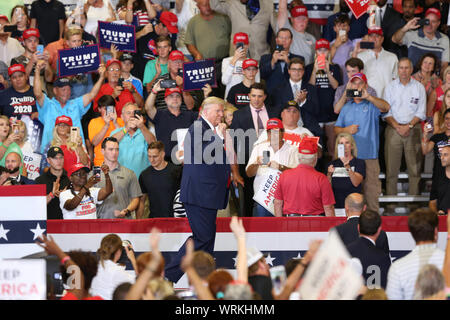 Fayetteville, USA. 10 Sep, 2019. Us-Präsident Donald Trump beteiligt sich an einer Kundgebung in Fayetteville, North Carolina, USA, Sept. 9, 2019. Credit: Hu Diesie/Xinhua/Alamy leben Nachrichten Stockfoto