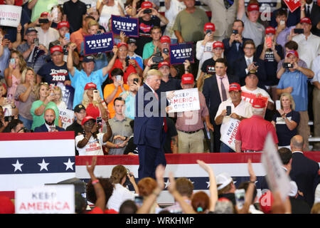 Fayetteville, USA. 10 Sep, 2019. Us-Präsident Donald Trump beteiligt sich an einer Kundgebung in Fayetteville, North Carolina, USA, Sept. 9, 2019. Credit: Hu Diesie/Xinhua/Alamy leben Nachrichten Stockfoto