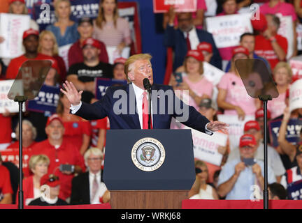 Fayetteville, USA. 10 Sep, 2019. Us-Präsident Donald Trump beteiligt sich an einer Kundgebung in Fayetteville, North Carolina, USA, Sept. 9, 2019. Credit: Hu Diesie/Xinhua/Alamy leben Nachrichten Stockfoto