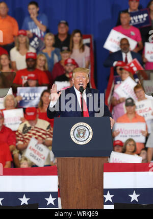 Fayetteville, USA. 10 Sep, 2019. Us-Präsident Donald Trump beteiligt sich an einer Kundgebung in Fayetteville, North Carolina, USA, Sept. 9, 2019. Credit: Hu Diesie/Xinhua/Alamy leben Nachrichten Stockfoto