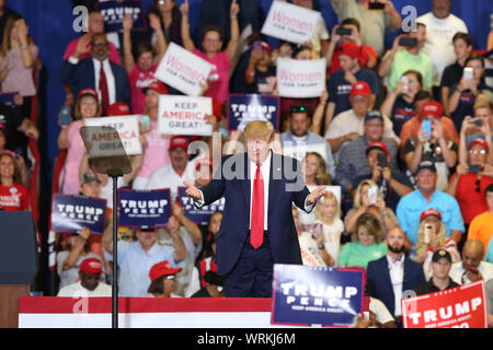 Fayetteville, USA. 10 Sep, 2019. Us-Präsident Donald Trump beteiligt sich an einer Kundgebung in Fayetteville, North Carolina, USA, Sept. 9, 2019. Credit: Hu Diesie/Xinhua/Alamy leben Nachrichten Stockfoto