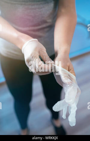 Foto Detail einer Frau physiotherapeutin zwei Handschuhe aus Kunststoff. Konzept der Muskel Gesundheit und Entspannung. Bild vertikal Stockfoto