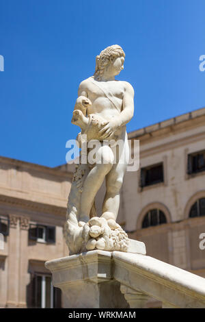 Antike Statue aus Marmor Praetorian Brunnen (Fontana Pretoria) auf der Piazza Pretoria in Palermo, Sizilien, Italien Stockfoto