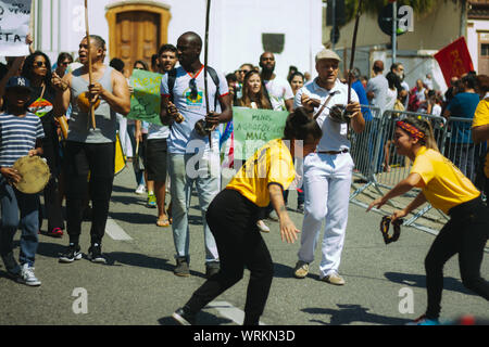 Capoeira Kämpfer zwischen einer Masse in den Straßen während einer pro Umwelt Protest während der brasilianischen Unabhängigkeitstag, die amazonien zu speichern. Stockfoto