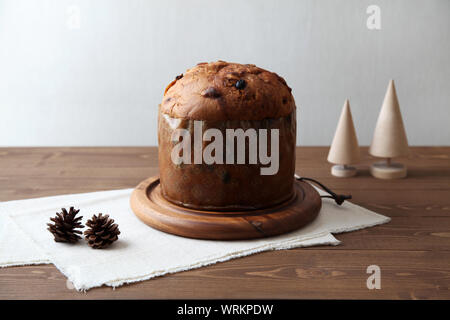 Panettone italienischer Obstkuchen für Weihnachten closeup auf Tabelle isoliert Stockfoto