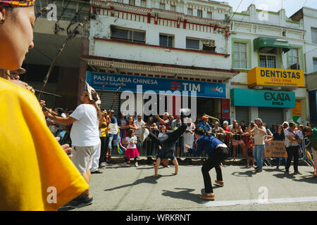 Capoeira Kämpfer zwischen einer Masse in den Straßen während einer pro Umwelt Protest während der brasilianischen Unabhängigkeitstag, die amazonien zu speichern. Stockfoto