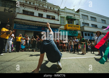 Capoeira Kämpfer zwischen einer Masse in den Straßen während einer pro Umwelt Protest während der brasilianischen Unabhängigkeitstag, die amazonien zu speichern. Stockfoto