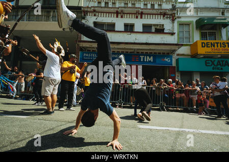 Capoeira Kämpfer zwischen einer Masse in den Straßen während einer pro Umwelt Protest während der brasilianischen Unabhängigkeitstag, die amazonien zu speichern. Stockfoto