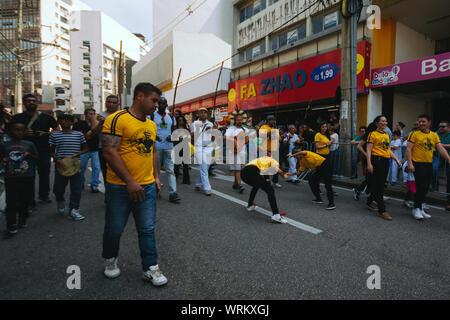 Capoeira Kämpfer zwischen einer Masse in den Straßen während einer pro Umwelt Protest während der brasilianischen Unabhängigkeitstag, die amazonien zu speichern. Stockfoto