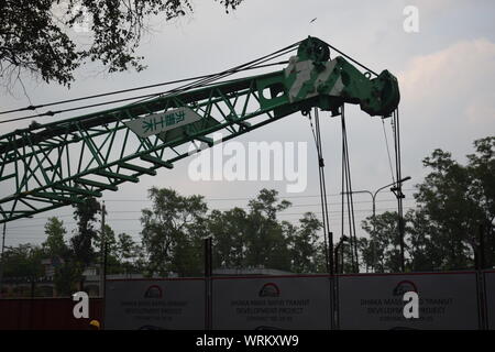 U-Bahn Baustelle mit riesigen Größe Kran Stockfoto