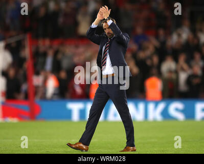 England Manager Gareth Southgate begrüßt die Fans nach dem Abpfiff während der UEFA EURO 2020 Qualifikation, Gruppe A Match in St. Mary's, Southampton. Stockfoto