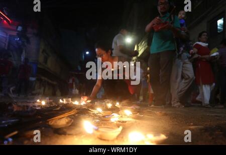 Kathmandu, Nepal. 10 Sep, 2019. Die Menschen beten für die Verstorbenen Seelen während des ersten Tages der Indrajatra Festival in Kathmandu. (Foto durch Archana Shrestha/Pacific Press) Quelle: Pacific Press Agency/Alamy leben Nachrichten Stockfoto