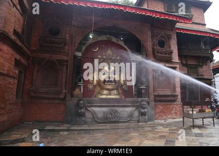 Kathmandu, Nepal. 10 Sep, 2019. Idol von Swet Bhairav, die einmal im Jahr durch Sprühen Wasser am ersten Tag der Indrajatra Festival in Kathmandu gereinigt wird. (Foto durch Archana Shrestha/Pacific Press) Quelle: Pacific Press Agency/Alamy leben Nachrichten Stockfoto