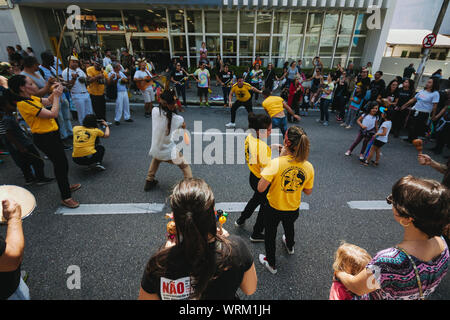 Capoeira Kämpfer zwischen einer Masse in den Straßen während einer pro Umwelt Protest während der brasilianischen Unabhängigkeitstag, die amazonien zu speichern. Stockfoto