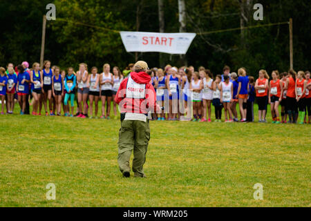 Der Start der 24. jährlichen Thetford Akademie Holz schleppen, Mädchen der mittleren Schule. Stockfoto