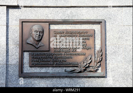 Plakette außerhalb des nationalen akademischen Bolschoi Theater für Oper und Ballett in Minsk. Stockfoto