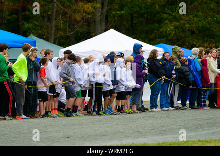 THETFORD CENTER, VT, USA - OKTOBER 4, 2014: Zuschauer zu Beginn des 24. jährlichen Thetford Akademie Woods Trail Run Stockfoto