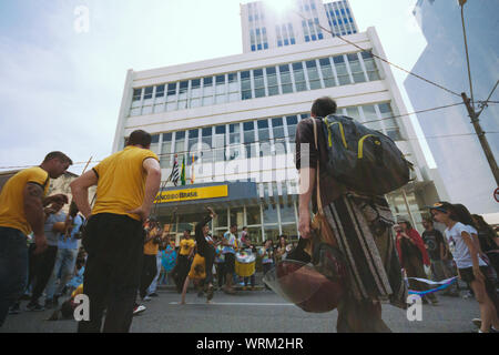 Capoeira Kämpfer zwischen einer Masse in den Straßen während einer pro Umwelt Protest während der brasilianischen Unabhängigkeitstag, die amazonien zu speichern. Stockfoto