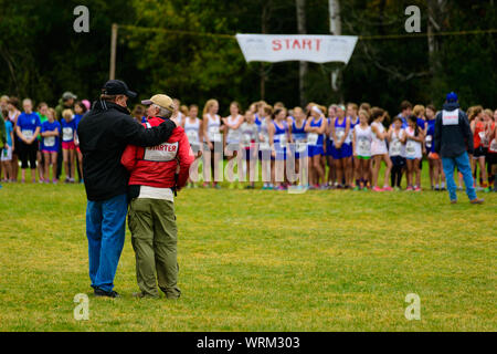 Der Start der 24. jährlichen Thetford Akademie Holz schleppen, Mädchen der mittleren Schule. Stockfoto