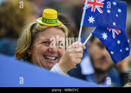 LONDON, VEREINIGTES KÖNIGREICH. 10 Sep, 2019. Das Australien Team fans Wellen Flagge während der Tag Zwei der 2019 World Para Schwimmen Allianz Meisterschaften bei London Aquatics Center am Dienstag, den 10. September 2019. LONDON ENGLAND. Credit: Taka G Wu/Alamy leben Nachrichten Stockfoto