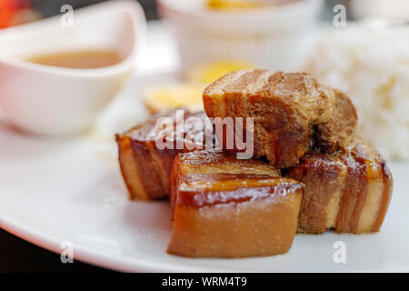 Nahaufnahme der Kakuni, Japanisch geschmorten Schweinebauch, mit Reis und Suppe auf weiße Platte. Stockfoto