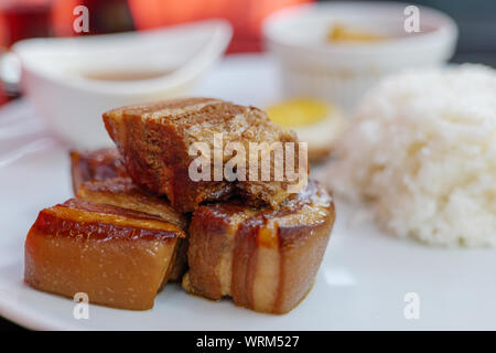 Nahaufnahme der Kakuni, Japanisch geschmorten Schweinebauch, mit Reis und Suppe auf weiße Platte. Stockfoto