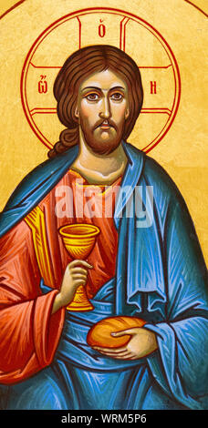 Die Ikone Jesu Christi mit Brot und Wein in seinen Händen. Das Symbol befindet sich auf dem eucharistischen Tabernakel. Die griechisch-katholische Kirche St. Elijah. Stockfoto