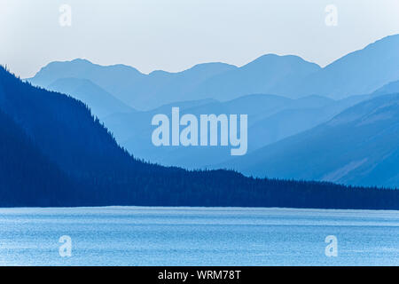 Blau 2-in-1-Berg- und Seenlandschaft Stockfoto