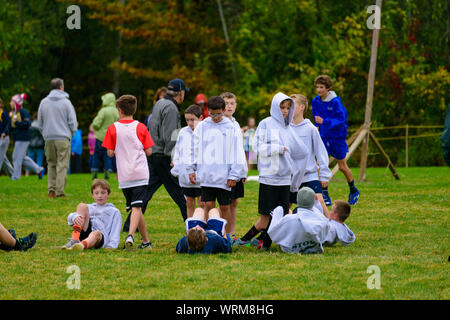 THETFORD CENTER, VT, USA - OKTOBER 4, 2014: Jungen der mittleren Schule Aufwärmen für den Start der 24. jährlichen Thetford Akademie Holz schleppen, mittlere Schule Jungen Abteilung. Stockfoto