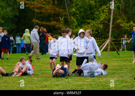 THETFORD CENTER, VT, USA - OKTOBER 4, 2014: Jungen der mittleren Schule Aufwärmen für den Start der 24. jährlichen Thetford Akademie Holz schleppen, mittlere Schule Jungen Abteilung. Stockfoto