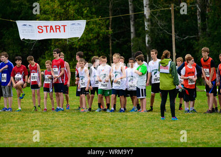 THETFORD CENTER, VT, USA - OKTOBER 4, 2014: Jungen der mittleren Schule Aufwärmen für den Start der 24. jährlichen Thetford Akademie Holz schleppen, mittlere Schule Jungen Abteilung. Stockfoto