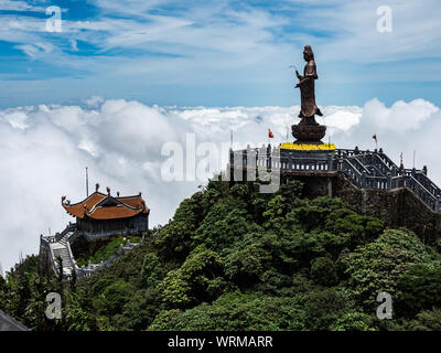 Vietnam Sapa Fansipant Bergblick mit Statue Stockfoto