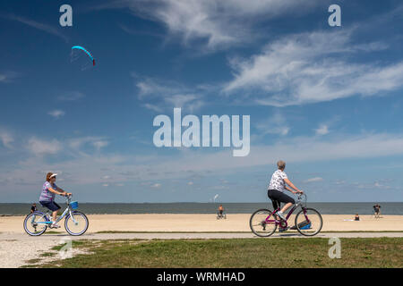 Tennessee, Ohio - Frauen fahren Fahrräder auf einem Pfad weiter zum Lake Erie bei Maumee Bay State Park. Stockfoto