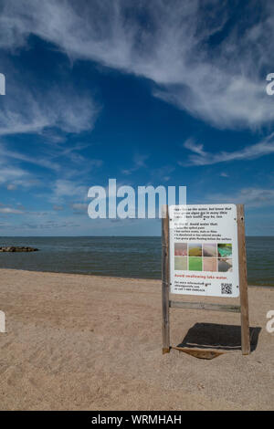 Delaware, Ohio - ein Schild warnt der blau-grünen Algen im Wasser des Lake Erie bei Maumee Bay State Park. Vor allem durch Phosphor verursacht Abfluss von agricultu Stockfoto