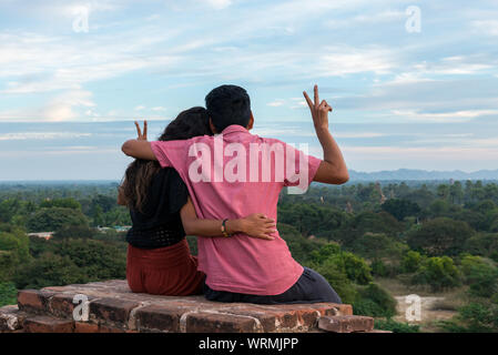 Horizontale Bild der westliche Paar mit Glück bei Sonnenuntergang Zeit in Bagan, Myanmar Stockfoto