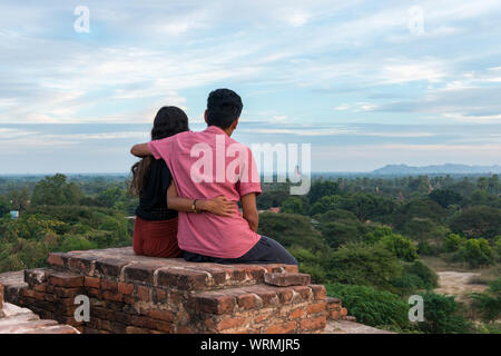 Horizontale Bild der westliche Paar suchen die herrliche Aussicht auf den alten Tempel bei Sonnenuntergang Zeit in Bagan, Myanmar Stockfoto