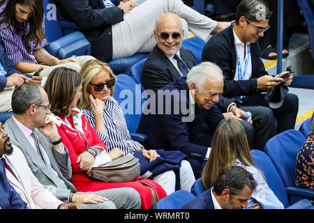 New York, USA. 08 Sep, 2019. Fashion Designer Ralph Lauren und Frau Ricky Anne Loew-Beer watch Rafael Nadal aus Spanien gegen Daniil Medwedew Russlands im Herren Einzel Endrunde an Arthur Ashe Stadium am USTA Billie Jean King National Tennis Center am September 08, 2019 in New York City. Credit: Unabhängige Fotoagentur/Alamy leben Nachrichten Stockfoto