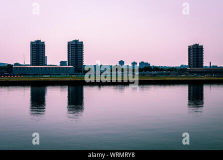Die North Woolwich Skyline, mit dem Tower Blocks auf der Themse canal wider. Norden Woolwhich ist eine industrialisierte Abwicklung in East London gesäumt. Stockfoto