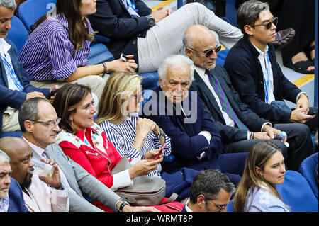 New York, USA. 08 Sep, 2019. Fashion Designer Ralph Lauren und Frau Ricky Anne Loew-Beer watch Rafael Nadal aus Spanien gegen Daniil Medwedew Russlands im Herren Einzel Endrunde an Arthur Ashe Stadium am USTA Billie Jean King National Tennis Center am September 08, 2019 in New York City. Credit: Unabhängige Fotoagentur/Alamy leben Nachrichten Stockfoto